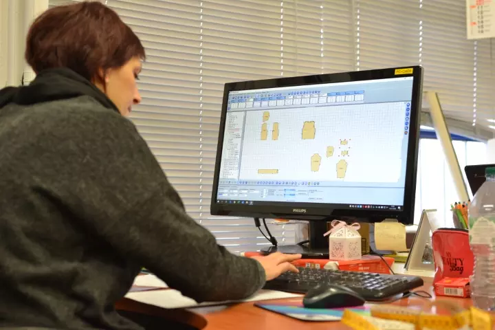 Modellista a lavoro sul CAD